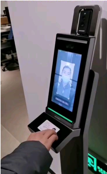 立式人证测温一体机